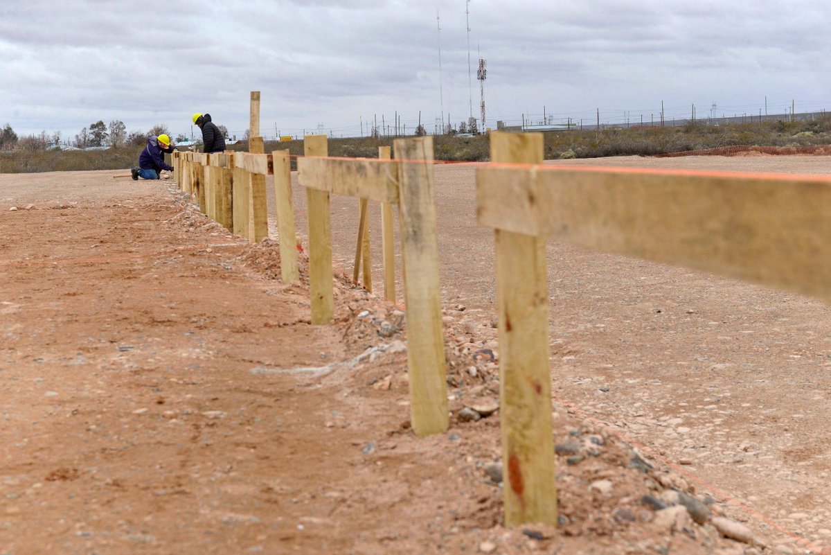 Rolo_Figueroa's tweet photo. COMENZÓ LA CONSTRUCCIÓN DE LA NUEVA ESCUELA PRIMARIA 267 EN ARROYITO

Comenzó la construcción de la nueva Escuela Primaria 267 en Arroyito, que actualmente funciona en una casilla y recibe a 47 estudiantes. El nuevo edificio tendrá capacidad para 200 alumnos, acompañando el crecimiento de la matrícula y garantizando mejores condiciones para enseñar y aprender.

Esta obra se suma a la inauguración este año de la Escuela Primaria 369, la primera escuela construida en Senillosa en más de 45 años. Seguimos avanzando con 100.000 m² de nueva infraestructura educativa en toda la provincia, demostrando con hechos que la educación es nuestra prioridad.