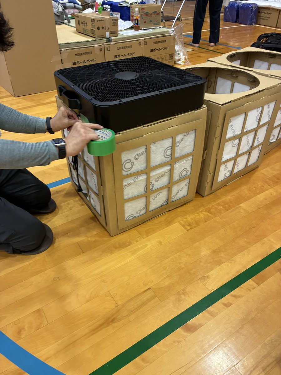 chiharu_fami's tweet photo. 株式会社CleAir(クレア)さん
八代市内4ヶ所の避難所(100名を超える避難所で設置)へ
組立式空気清浄機30台
体育館用特殊サイズエアコンフィルター16台分
業務用エアコンフィルター30枚
家庭用エアコンフィルター30枚を
提供していただきました。

組立式空気清浄機はファンとフィルター以外の部分は段ボールで出来ており工作のような気分で作り上げることができます。

非難されているお子様方に「一緒にやろう！」と声をかけ
楽しく作り上げることができました🤗
自分が作った空気清浄機が自分たちの避難所の空気を守ってくれるという体験👍素敵です。

SNSにてクレアさんの情報をお届けいただいたきました皆様
本当にありがとうございました。
お陰様で空気清浄機を避難所へ入れることができました。