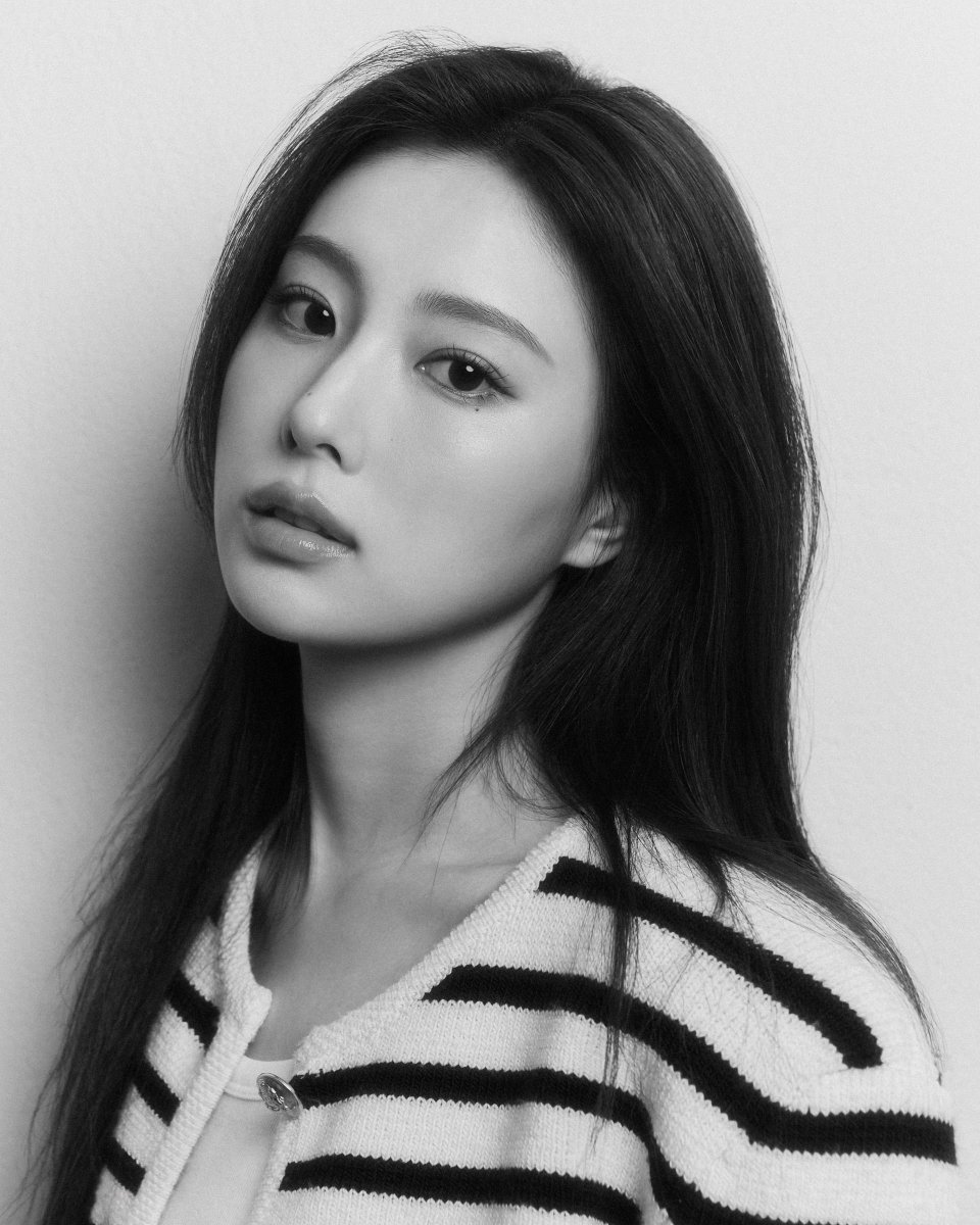 hyemville's tweet photo. 260813 — 📸 New profile pictures of Kang Hyewon have been released!

#강혜원 #KangHyeWon #カンヘウォン #姜惠元 https://t.co/m8aQbUxH3T