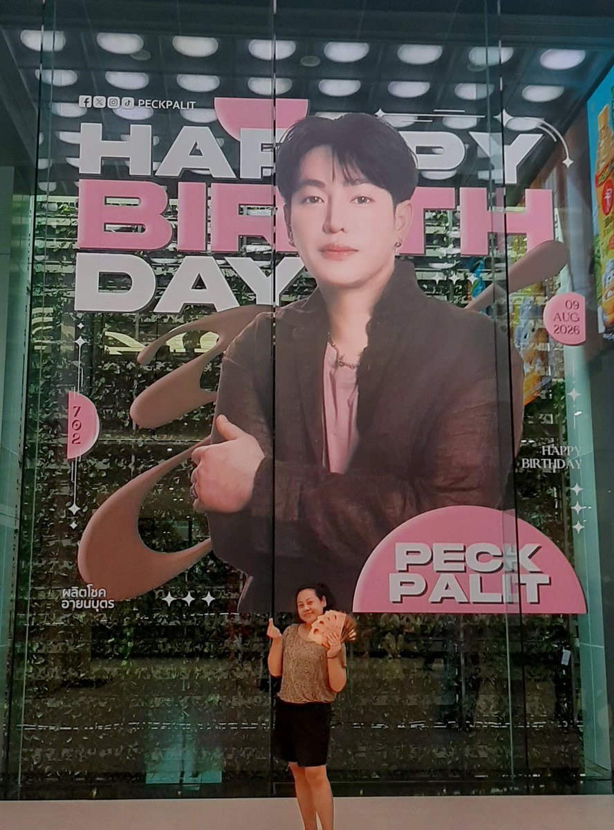 Mewty_Bear's tweet photo. รูปตรงนี้จะติดถึง15สค.ใช่มะ เฮียหล่อใหญ่ตรงนี้ครึ่งเดือนเองน้ารีบมาถ่ายรูปกันเร้ว/มีเรื่องเล่า ชั้นพยามถ่ายเซลฟี่แบบทุลักทุเล แล้วแถวนั้นมีแต่ฟค.ต่างชาติ เค้าคงเวทนานี่ เลยมาถามว่าถ่ายรูปให้เอาป่ะ ได้ดิ take a photoให้เจ้ทีสาว แต้งนะ😂
#Happypalitday2026
#เป๊กผลิตโชค
#mewtymemory https://t.co/PR9yMUPZht