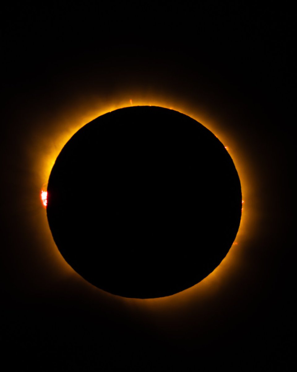FundIbercaja's tweet photo. Ayer vivimos un momento único desde Mobility City 🌒✨
El eclipse nos regaló una tarde diferente para mirar al cielo y disfrutar juntos de uno de los grandes acontecimientos astronómicos del año. https://t.co/gA1dgtgR9v
