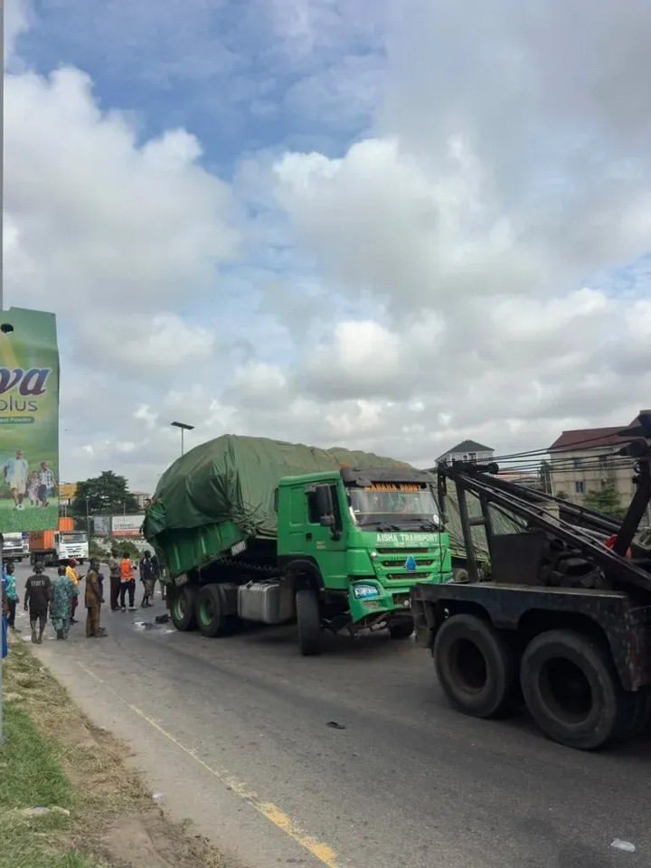 MobilePunch's tweet photo. 𝗩𝗜𝗗𝗘𝗢: 𝗚𝗿𝗶𝗱𝗹𝗼𝗰𝗸 𝗶𝗻 𝗟𝗮𝗴𝗼𝘀 𝗮𝘀 𝘁𝗿𝗮𝗶𝗹𝗲𝗿𝘀, 𝗰𝗮𝗿𝘀 𝗰𝗼𝗹𝗹𝗶𝗱𝗲 𝗶𝗻 𝗱𝘂𝗮𝗹 𝗮𝗰𝗰𝗶𝗱𝗲𝗻𝘁𝘀

𝗥𝗲𝗮𝗱 𝗠𝗼𝗿𝗲: https://t.co/JwC15OX7NS https://t.co/JFcNM3BJMF