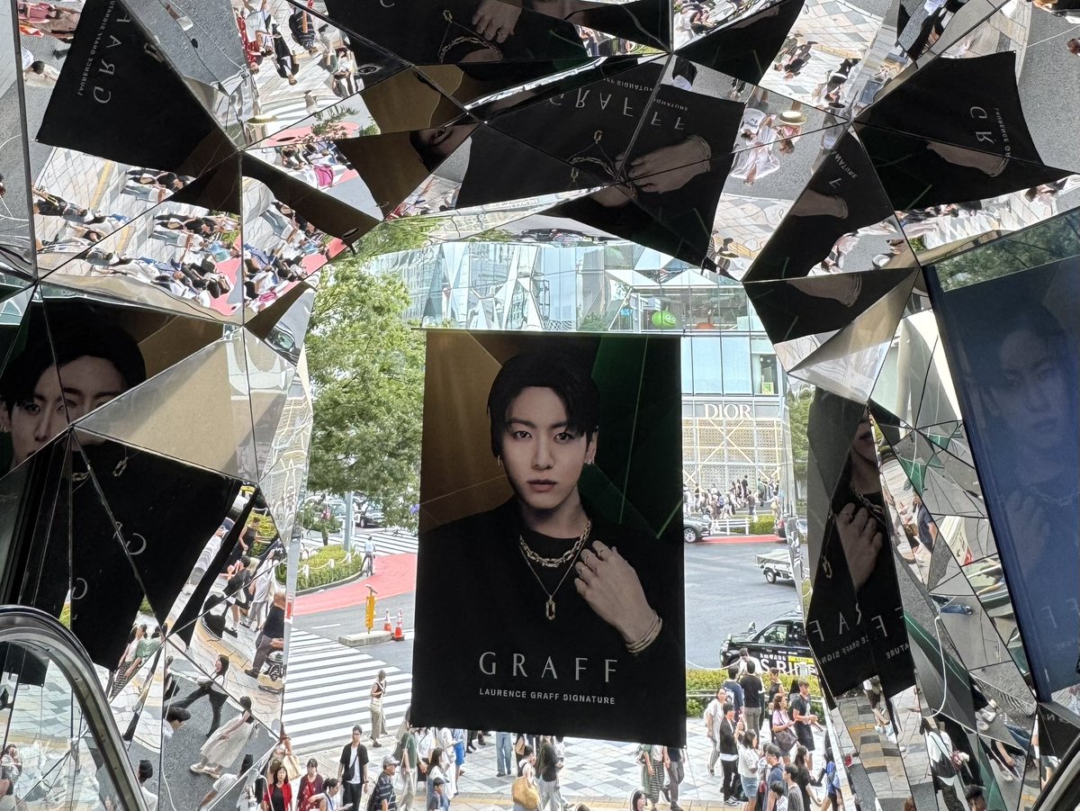 sapphire_jk_'s tweet photo. お盆休みのGRAFF活✨️
CKに用事があったので原宿から
スタート▷▶▷
①TOKYU PLAZAオモカド
②新宿伊勢丹
③銀座地下鉄～三越
④バス停

オモカドのエスカレーターを
登るとまるでジョングクの万華鏡✨️
GRAFFのジュエリーのように
輝いてました🤩

#JUNGKOOKxGRAFF 
#JungkookForGraff https://t.co/hrvzBsO6qT