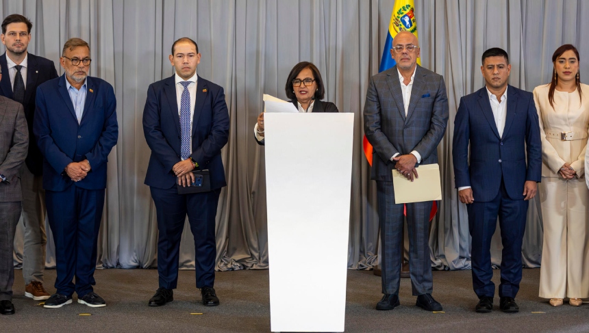 Notidiahora's tweet photo. El primer ciclo de diálogo entre gobierno y AN 2015 acuerda transformación total del sistema de justicia
https://t.co/RBZ24JfXKk https://t.co/1AR6SMo1CF