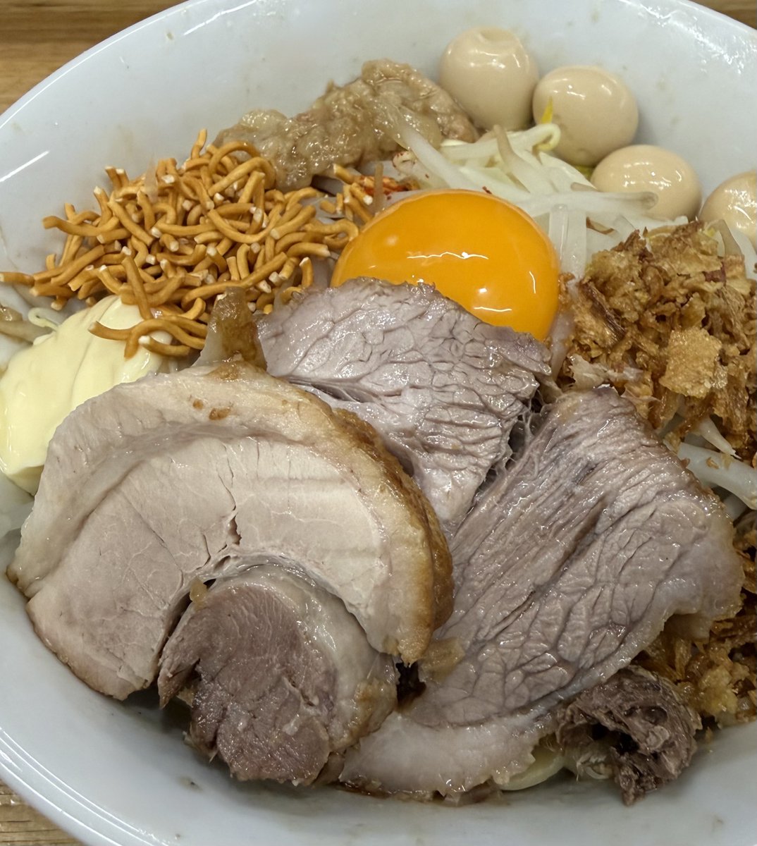 Easti51438955's tweet photo. 栃木県小山市

ラーメンえびす
まぜそば(300g・豚2枚)うずら5個

今日はラーメンえびすさんへ🔰😊
まぜそばニンニク以外全部をいただきました🍜最高に美味しいです😍😍また食べたいです😋💯ごちそうさまでした🙏 https://t.co/ciOynpPSiH