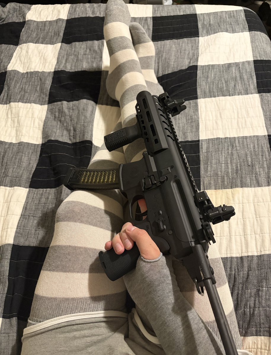 SogekiShiroVT's tweet photo. Haha lil gun
#femboy #vtuber #MPX https://t.co/dPbh05tJaH