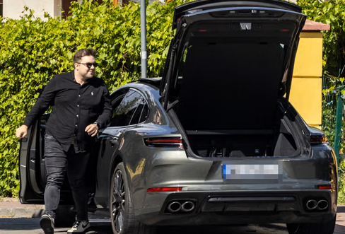 DorotaKania2's tweet photo. "Fakt" przyłapał Dawidka Kacprzyka w jego porsche. Lekarz - milioner  szaleje i przekracza prędkość. 😎 https://t.co/dvvhQTzI5c
