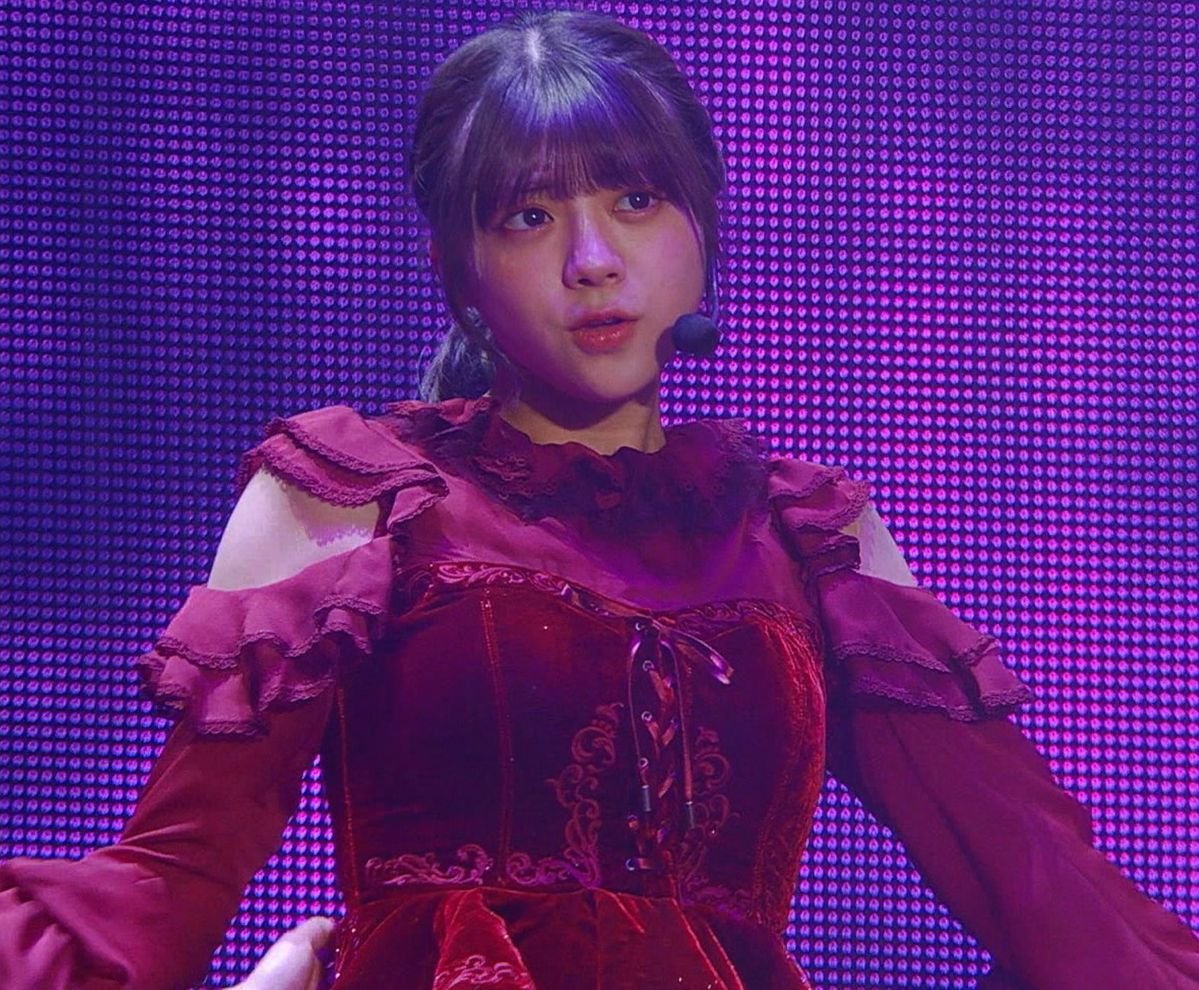 nukisaka's tweet photo. ライブ中の冨里さんの、はち切れそうな衣装シリーズ https://t.co/ifdL25z9B3