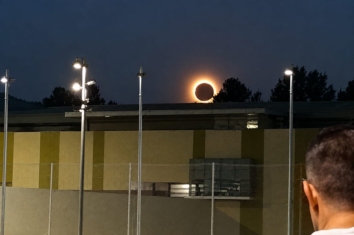 justiciacat's tweet photo. 🌘✨ L'eclipsi solar protagonitza una jornada molt especial al Centre Penitenciari Mas d'Enric.

🔭 40 persones internes i un grup de professionals van compartir un sopar al camp de futbol per observar l'eclipsi solar, un fenomen únic que s'havia preparat durant les darreres setmanes amb activitats formatives.

🎸🎤 La vetllada va culminar amb un concert interpretat pels interns del taller de música. 

#ElGovernDeTothom