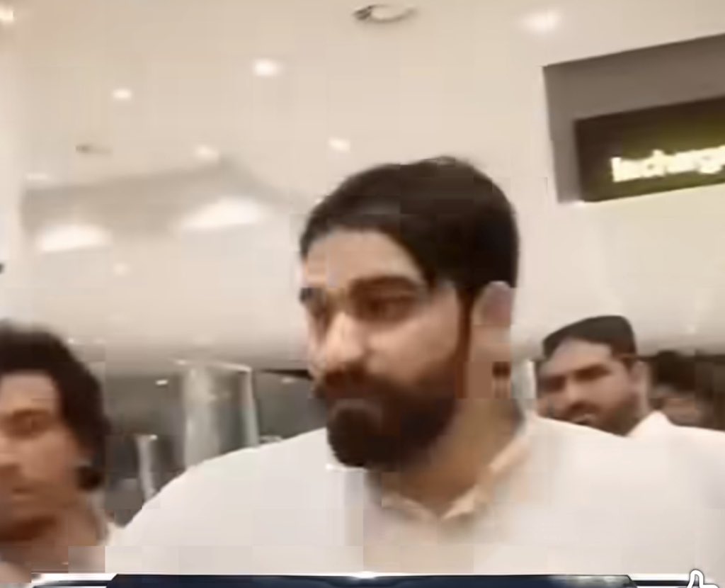saleemspeaks2's tweet photo. پھر کہتے ہیں عوام ہم سے نفرت کرتی ہے ۔ 

 یہ کونسا ملک ایسا کرتا ہے امیگریشن سٹاف اپکے موبائل پر اپکی بیوی بہن بیٹی کی تصاویر دیکھ کر اس پر طنز مزاح کرتے رہیں ۔ 

اس خاتون کی ویڈیو وائرل ہے جو یو اے ای جارہی تھی بقول اس کے اس کے پاس ڈاکومنٹس سب مکمل تھے  اسلام اباد ائیر پورٹ پر اسے امیگریشن سٹاف نے اف لوڈ کر دیا ۔۔ 

خاتون امیگریشن افسیر کے پاس جاتی ہے ویڈیو بناتی ہے ان سے کہتی ہے کہ اپ لوگوں کو رشوت نہی دی تو مجھے اف لوڈ کر دیا ہے ۔۔  

کس وجہ سے اف لوڈ کیا ہے میں چپ نہی بیٹھونگی میں ایس ایچ او کی بیٹی ہوں ۔۔  اپ لوگوں کو احساس ہی نہی ہے ۔ 

ساتھ کھڑا نوجوان اس خاتوں کے پاس اتا ہے اور اس خاتون سے کہتا ہے میڈیم یہ اتنے بیشرم لوگ ہیں مجھ سے میرا پرسنل موبائل لیکر میری بیوی اور میری تصویر نکال نکال کر دیکھ رہے ہیں ۔۔ 

اس کو باقیوں کو دیکھا کر تبصرے کر رہے ہیں اور ہنس رہے ہیں میرا موبائل اب بھی انکے ہاتھ میں ہے ۔ 

میں انہیں منع کر رہا ہوں کہ میرے پرسنل ڈیٹا میری بیوی میری فیملی کی تصاویر ویڈیوز مت دیکھیں ۔ اف لوڈ کرنا ہے تو کر دیں مگر یہ حرکت قابل قبول نہی ہے ۔۔ 

ظلم یہاں ختم نہی ہوتا 

اب اسی عورت پر شور شرابہ  سرکار کے کام میں روکاوٹ کی وجہ سے  مقدمہ درج کر دیا گیا ہے تاکہ کل کو ائیرپورٹ پر کوی رشوت نہ دے  یا پھر اپنا جائز سوال کرے تو اسے ڈرایا دھمکایا جا سکے  ۔۔ اب لوگوں کے پرسنل موبائل سے ڈیٹا چیک ہو گا  پوچھا جاے گا یہ عورت کون ہے فلاں عورت کون ہے بنک کی ایپ چیک ہونگی ۔ 

سرچ ہسٹری چیک ہو گی ۔ ا

محسن نقوی صاحب اپ تو کہتے ہیں ہم نے ائیرپورٹ کا سسٹم بہتر کر دیا ہے ۔ یہ پڑا ہے اپکا سسٹم پھر اپ لوگ کہتے ہو عوام ہم سے نفرت کیوں کرتی ہے کیونکہ اپ لوگوں نے کوی کثر ہی نہی چھوڑی ۔۔ 

کونسے ملک میں ایسا ہوتا ہے بیوی  بہن بیٹی کی تصاویر دیکھی جاتی ہیں کون رشتہ داری کے ثبوت مانگتا ہے ۔ سوشل اکاونٹس کون چیک کرتا ہے ۔۔ بنکنگ ایپ کون چیک کرتا ہے ۔ الٹا اس عورت اور اس شخص کی داد رسی کرنے کی بجاے انہیں پر مقدمہ درج کر دیا ۔ 

خدارا بولیے اس ملک  پر  فرشتے ا کر اس ملک کو درست نہی کریں گے ۔ 

نوٹ : اخری تصویر اس شخص کی ہے جس کے موبائل سے اس کی فیملی کی تصاویر امیگریشن سٹاف والے دیکھ رہے تھے