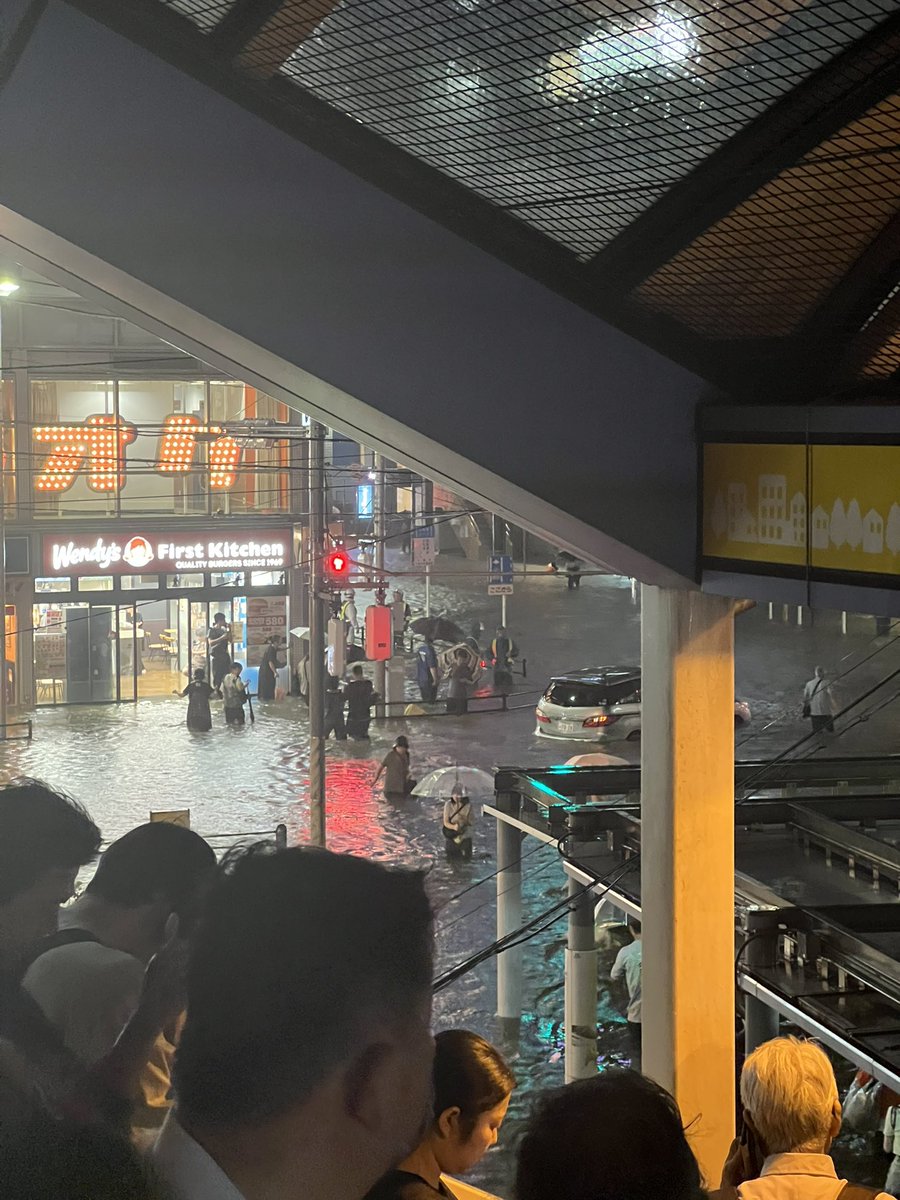 ____sp_a's tweet photo. 蘇我駅ご利用の方今日は帰れないかもしれません。冠水して腰丈まであります。
#ゲリラ豪雨 #線状降水帯 https://t.co/7PjW4z5y4T