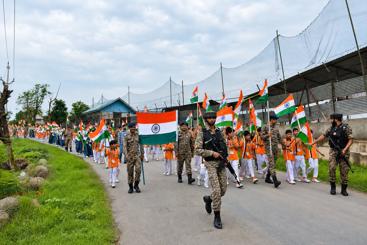 sarojkm11's tweet photo. In every step of the CRPF Tiranga Yatra, we see courage, discipline and deep love for the nation. These marches are not just events—they are calls to every Indian to stand united under one flag. 
#HarGharTiranga
#CRPF 
#HarGharTiranga
#NationFirst https://t.co/X5HCMQHQOT