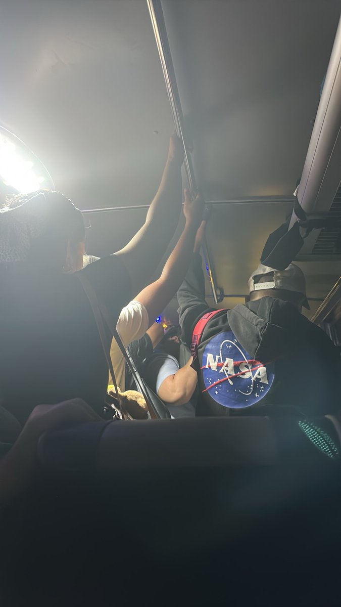 korheanaa's tweet photo. Ang feeling bala nga daw nag balik kalang sa college days as commuters puno-an last trip tpos basa2 balhas kay init2 https://t.co/kiGwXYKC8p