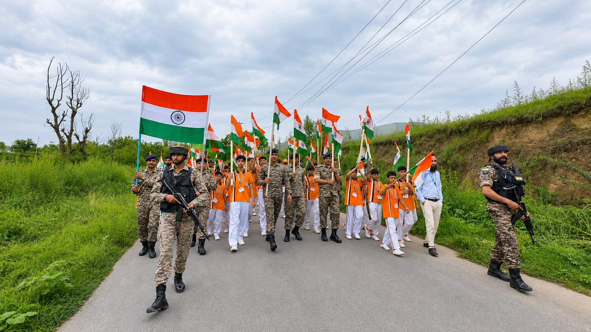 sarojkm11's tweet photo. In every step of the CRPF Tiranga Yatra, we see courage, discipline and deep love for the nation. These marches are not just events—they are calls to every Indian to stand united under one flag. 
#HarGharTiranga
#CRPF 
#HarGharTiranga
#NationFirst https://t.co/X5HCMQHQOT