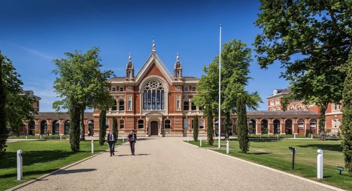 BrewNoBrookz's tweet photo. @LMenhenott I actually can’t think of anyone more establishment than Farage

Did you go to a school like this ? https://t.co/SSZqNbENvk