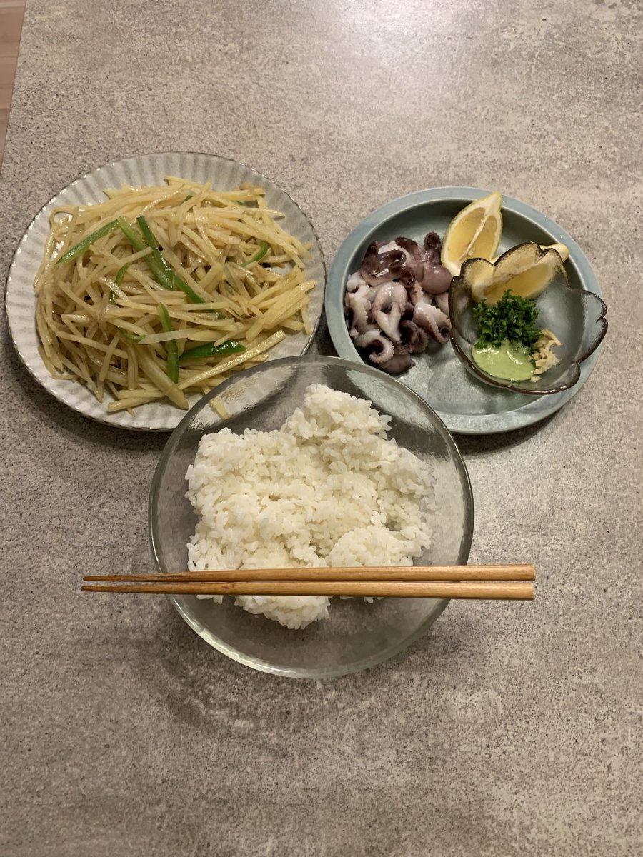 shimomu04's tweet photo. エアコンが欠かせない天気
軽く何か食べる🙌 https://t.co/qDcVhqwNqs