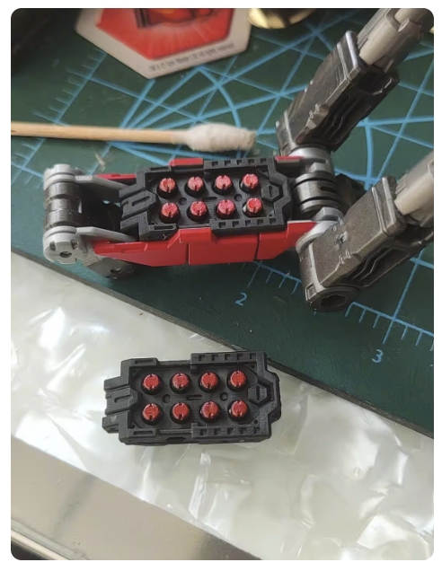 clash2929's tweet photo. ビッグパワードGV＜ヴァースキャリバー＞の再販に合わせてコレ（脚部アームの裏側にミサイルを追加するパーツ）を輸入したら需要あるかな？？

ヤフオクで１セット（各２個入り）2,500円スタートくらいでどうでしょう？？？

１枚目が追加前
２枚目が追加後
３枚目が塗装例
４枚目が商品
#ダイアクロン https://t.co/SKNRE5xdDr