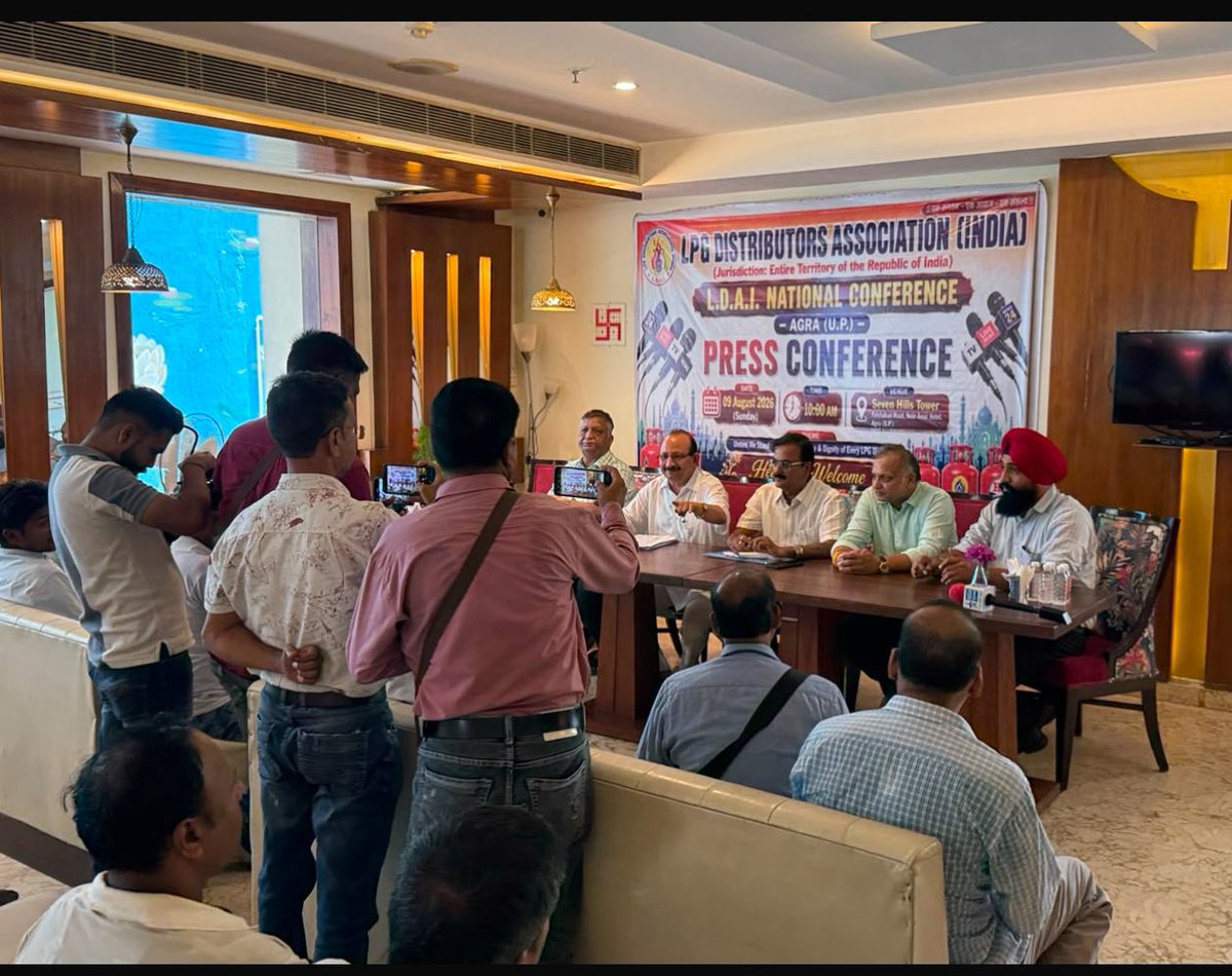 lpgdai24's tweet photo. #Revise_LPG_Distributor_Commission_as_per_NewNormal_of_Navyaa_similar_for_14_kg_Dom_Cylinder

#Justice_for_LPG_Distributors_of_India

#Say_NO_to_illegal_presuures_tactics_of_OMCs

https://t.co/2mZVD0zXHw

@rashtrapatibhvn @narendramodi @PMOIndia @SunilTatkare @AmitShah @HardeepSPuri @TheSureshGopi @PetroleumMin @Secretary_MoPNG @ChairmanIOCL @CMD__HPCL @cmdbpcl 

NEW NORMAL :
HPCL Navya 10 kg Cylinder
RSP- Rs 1650/- (Rs 165/kg)
Dealer Margin-Rs 10 /kg(Rs 300/- per cylinder for Navyaa)

Dealer Commission @ Pro-rata Basis for 14.2 kg Domestic Cylinder
14.2x30= Rs 426 /- per Cylinder. 

We simply Demand our Dealer Commission for 14.2 kg cylinder also to be similar as  Company’s Navyaa  new normal ie Rs426/- only,  per 14.2 kg cylinder ,  WEF and pending Arriers since2019 !! 

With due Regards,
LDAI