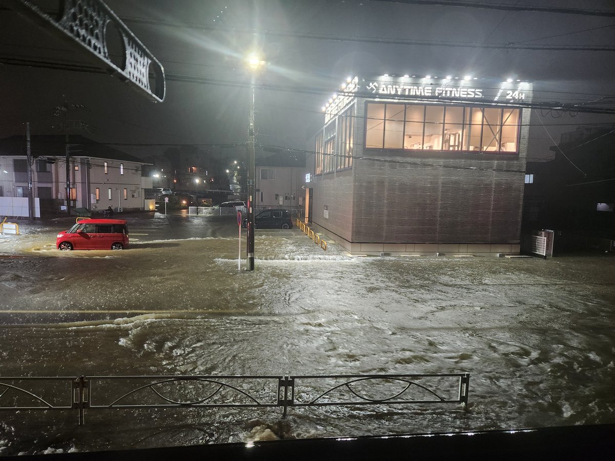 912BUMP1's tweet photo. 前の道路水没しててやばい https://t.co/tON2nGmofZ