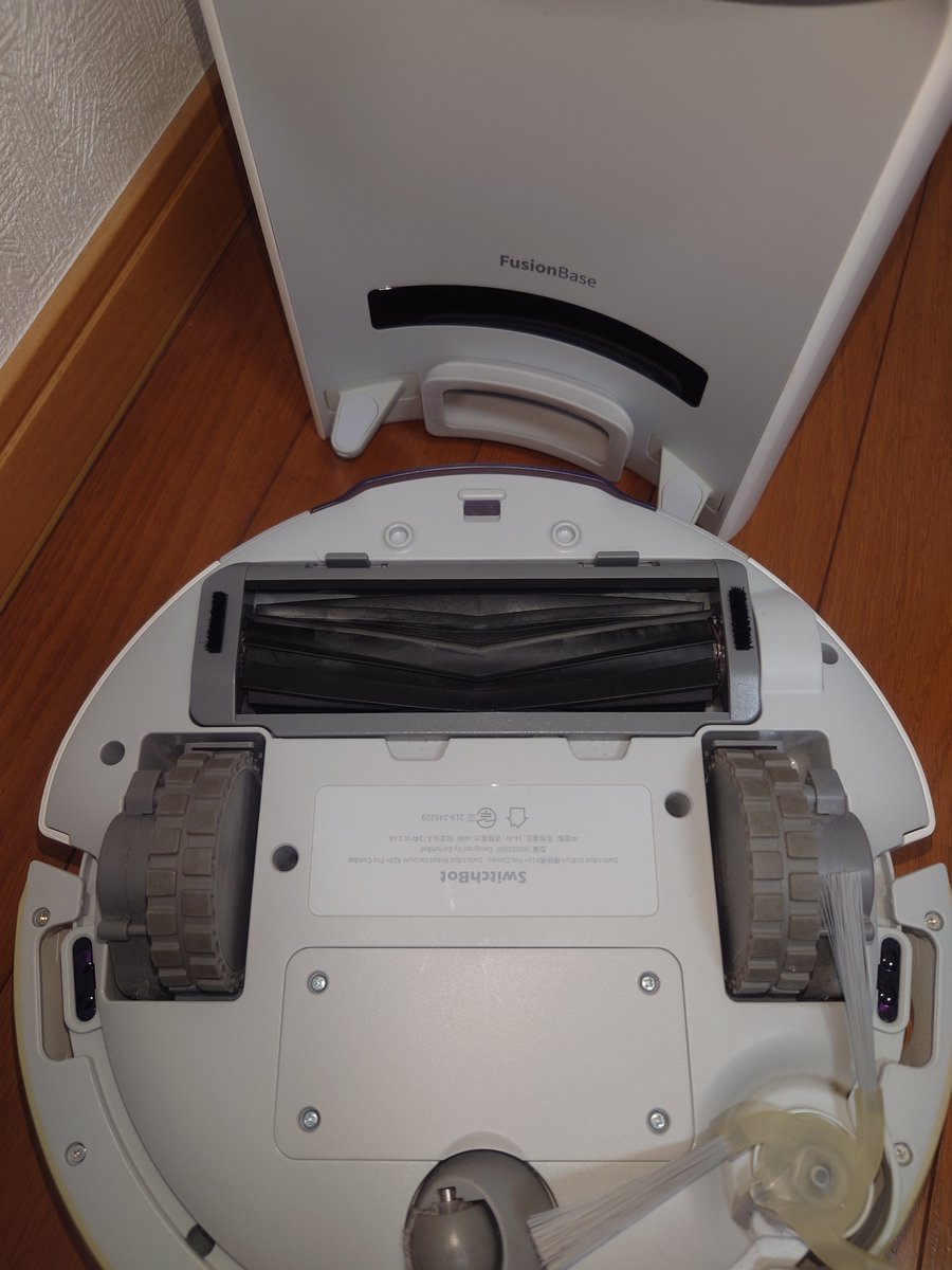 arupyaka's tweet photo. ウチはロボット掃除機SwitchBotのK10+ProCombo使ってるんやけど、最近ゴミの取りこぼし多いな〜と思ったらブラシフレームなるパーツのゴムがけっこー擦り切れて減ってた。パーツだけ公式サイトで売ってたので交換。次回お掃除が楽しみや。
#SwitchBot https://t.co/QhgFOqfCJ0