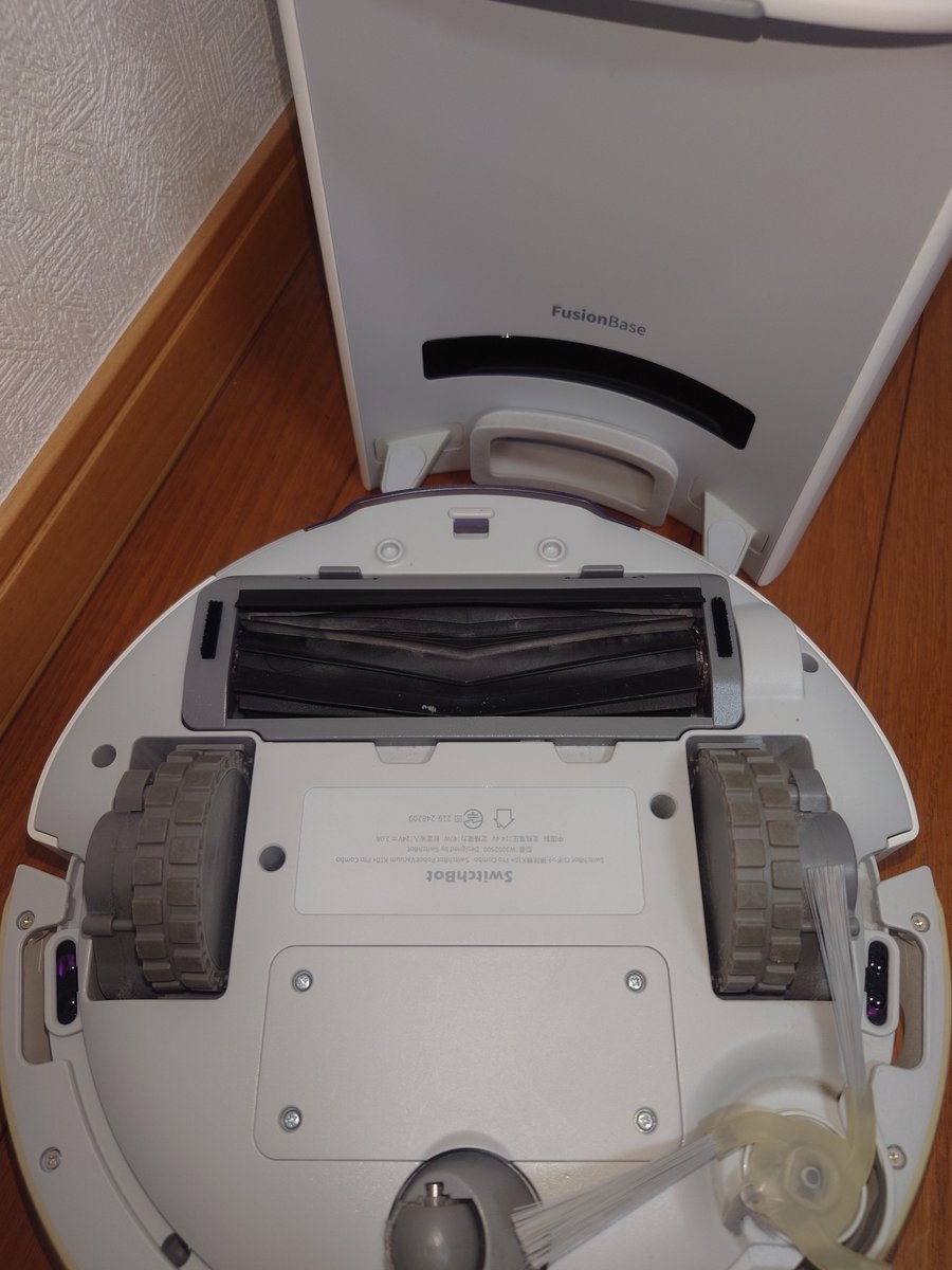 arupyaka's tweet photo. ウチはロボット掃除機SwitchBotのK10+ProCombo使ってるんやけど、最近ゴミの取りこぼし多いな〜と思ったらブラシフレームなるパーツのゴムがけっこー擦り切れて減ってた。パーツだけ公式サイトで売ってたので交換。次回お掃除が楽しみや。
#SwitchBot https://t.co/QhgFOqfCJ0