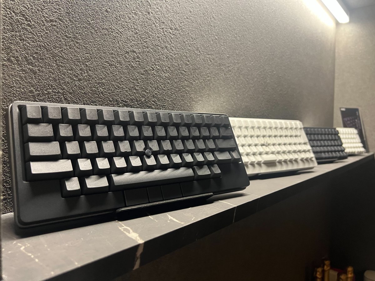 HackBarOsaka's tweet photo. 🎉【お知らせ】🎉

この度、https://t.co/jOMScQspn6 心斎橋店が
@PFU_HHKB のタッチ＆トライスポットに認定されました！⌨️✨

お店では、なんとHHKBを4台実際に触ってお試しいただけます！

⌨️ HHKB Studio
・英語配列／墨
・日本語配列／雪

⌨️ HHKB Professional
・Hybrid Type-S 日本語配列／墨
・Classic Type-S 日本語配列／雪

「HHKB気になってたけど、買う前に触ってみたい」
「Studioとの違いを試してみたい」

そんな方もぜひ🍸
お酒を飲みながらHHKBを触れるバーになりました。笑

HHKBユーザーの方も、キーボード沼に片足突っ込んでいる方も、ぜひ遊びに来てください🙌

#HHKB
#エンジニアが集まるバー
#ハックバー
#ハックバー心斎橋店