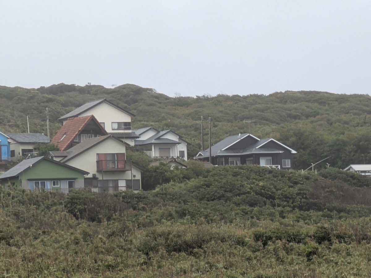 440919's tweet photo. 2026年8月11日火曜日　20時ころ　#台風15号   が　#茨城県　南部に上陸しました。　具体的には、#鉾田市　上沢です。大洋保育園の近くです。
住宅が集まっている右側付近が　台風進路の青い点です。#台風の中心 だったため、#被害 が大きくありません。
#天気　#weather  #ニュース　#NEWS   #避難所 https://t.co/ObEjYa3Ejz