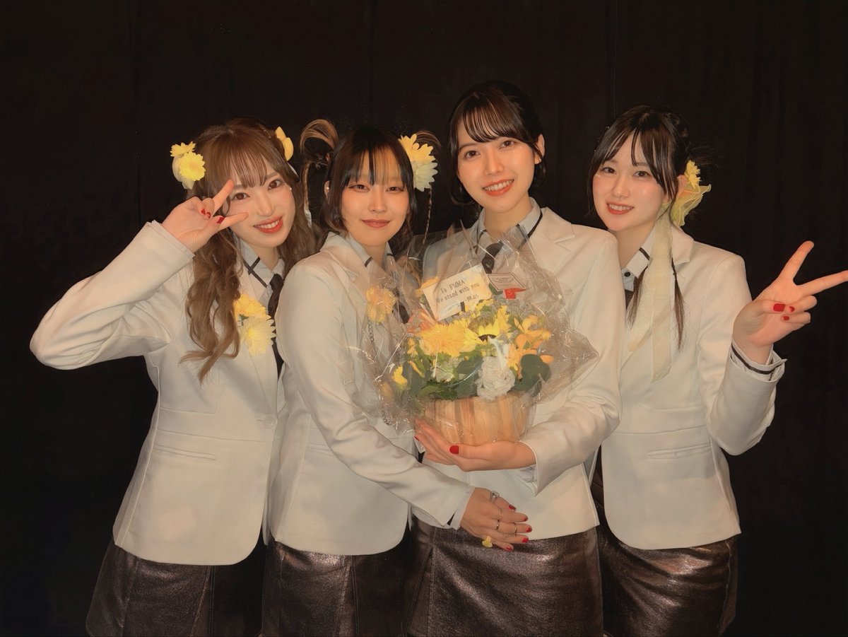 TEARSDROP13's tweet photo. EMMA卒業LIVE終了🌸
8/11でDr.EMMAはT-AR'S DROPを卒業しました💐
4人で行う最後のLIVEは、 EMMAのメンバーカラーである黄色メインの装飾で行いました💛🌼
EMMAは別の人生を歩んで行きますが、ティアーズを続けていく3人と共に、これからもグループとして、個人として応援していただけたら嬉しいです💖 https://t.co/0E4rmlRrNY