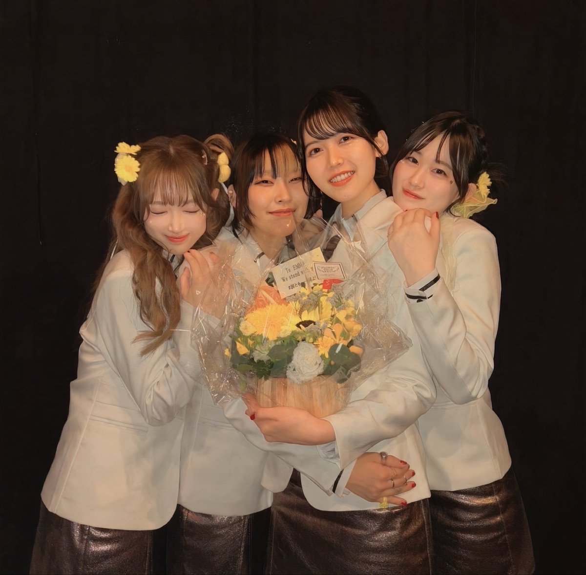 TEARSDROP13's tweet photo. EMMA卒業LIVE終了🌸
8/11でDr.EMMAはT-AR'S DROPを卒業しました💐
4人で行う最後のLIVEは、 EMMAのメンバーカラーである黄色メインの装飾で行いました💛🌼
EMMAは別の人生を歩んで行きますが、ティアーズを続けていく3人と共に、これからもグループとして、個人として応援していただけたら嬉しいです💖 https://t.co/0E4rmlRrNY