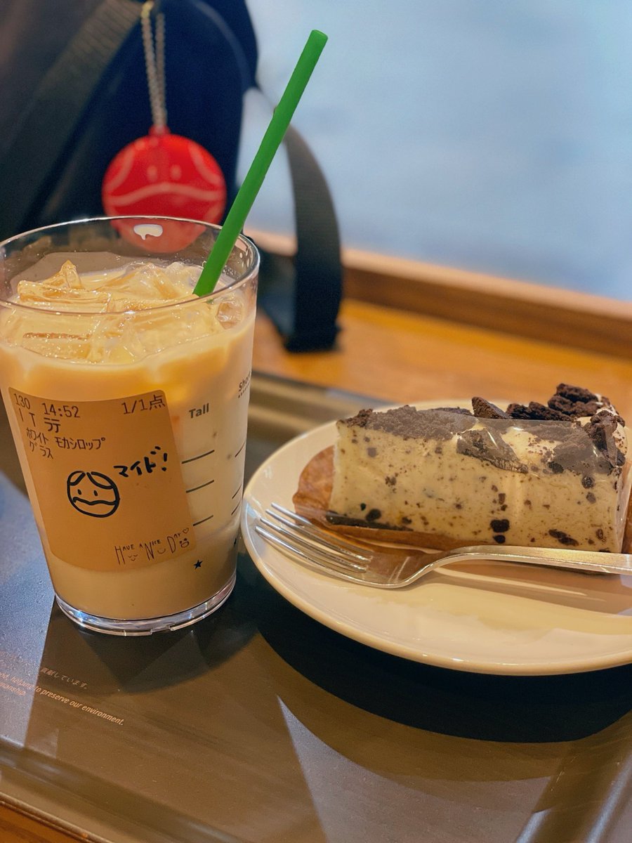 somekanochan's tweet photo. 今日同じスタバに2回行ったんだけど、1回目行った時にスマホケースに挟んでたガンプラパケのステッカー店員さんに見られて、僕も今SEED見返してるんです！とおしぼりにお絵描きしてくれた！ 昼過ぎに行った時も朝の客だと気付いてくれてマイド！ハロ描いてくれた笑 ありがとうございました🫶🫶 https://t.co/xkxDQB4vio