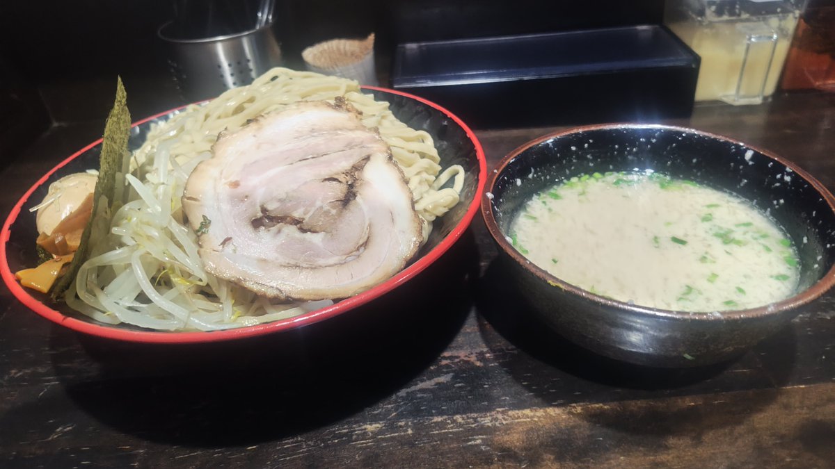 ebacha276290's tweet photo. ラーメン一力へ背脂注入しに行きました✨️
いつもはラーメンを食べますが、今日は暑かったので、つけ麺を特盛で注文しました😊特盛は、麺4玉です😋
流石にきついかなと思いましたが、飲んだ後だったので、麻痺して美味しく完食しました😊

#ラーメン
#ラーメン一力
#つけ麺
#チャッチャ系
#立石グルメ https://t.co/msBLdvCHoL