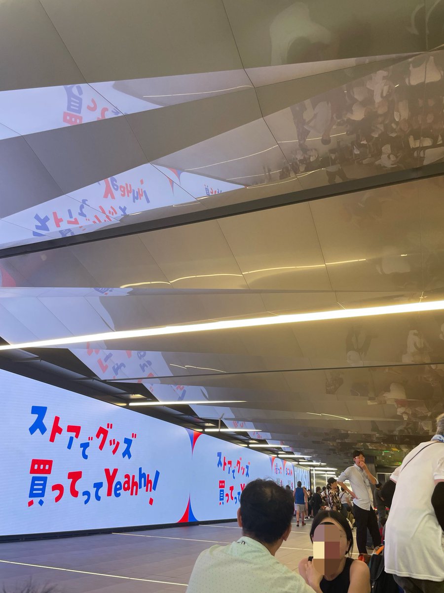 yYNNHVYaO4NuewD's tweet photo. ちょうど一年前の夜の10時ごろ中央線が止まり、明日の仕事の為にどうにかして帰ろうとLOOPを鬼検索しながら乗れるか分からない中央線の改札内で座って待機してました。

そして、1時間待って乗れた中央線はコスモスクエアまでの今後見ることはないであろう激短路線に大爆笑しました。

この激短路線に大爆笑しながら写真を撮れたのもウルケルの皆と一緒だったからです。

無事コスモスクエアに着いた後、
何十台にも並ぶ家族のお迎えの車が駅に待機し家族をひたすら待ち、数百台にものぼるであろうバスとタクシーが夢洲トンネルへ向かっていました。非常事態に会場外からも皆で乗り越えようとするこの光景は一生忘れる事はないと思います。

#ちょうど一年前の万博
#オールナイト万博 片足突っ込んでた
#ウルケル会 #カナンさんありがとうございます🫶