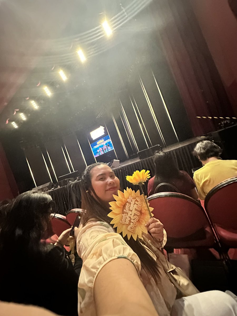 korheanaa's tweet photo. Wala sa plano ang budget pero na pa book bigla pag announce, napa sugod sa NFT DB Fancon kahit binabagyo balikan ang ✈️ tix SVIP para sulit, to us na malalayo worth it na makita kayo @biancadeveraa  @dustinyuu 🌻 https://t.co/EwoCjYAmG2