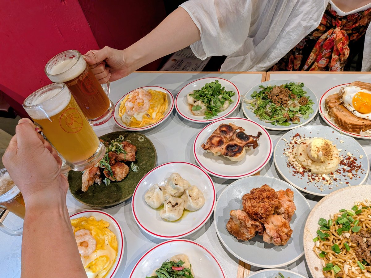 dekamoriramen's tweet photo. 新宿で凄いお店を見つけた
ミシュランシェフ監修の肉汁溢れる本格手作り餃子が食べられる
海老卵炒飯、チャーシューエッグ、5種類から選べるクラフトビールなど全メニューがオススメの凄いお店

東京ギョーザスタンドウーロン 新宿店 https://t.co/NE5SiwJyhH