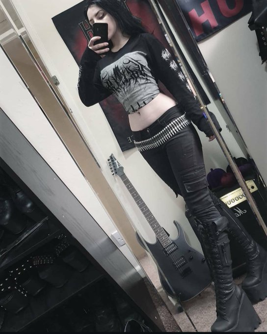 Mariaverse_'s tweet photo. I actually think I might look cute in this.. https://t.co/yGMPKTYlpj