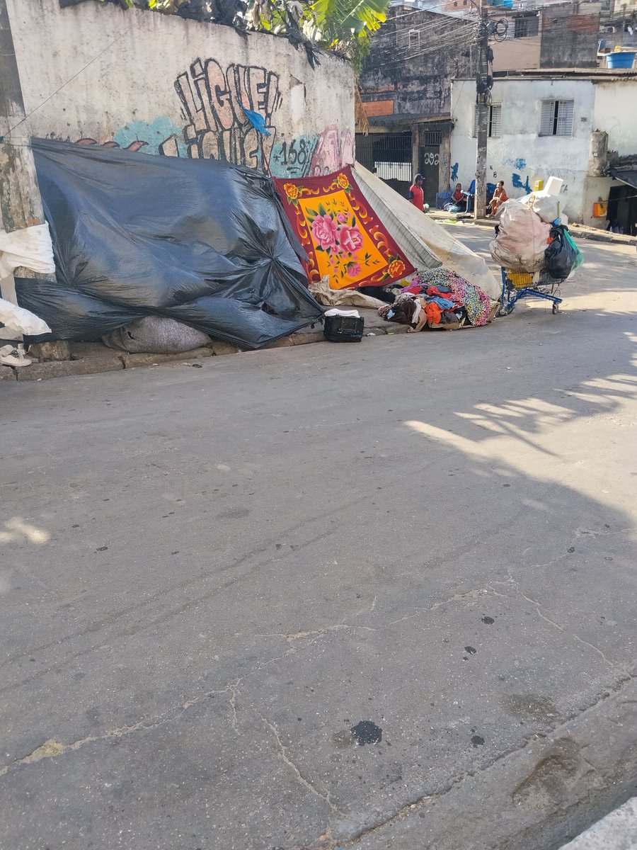 simonepampam's tweet photo. @g1 Eu gostaria que o dinheiro dos impostos da cidade fossem investidos para resolver nossos problemas de infraestrutura, situação dos moradores em situação de rua (olha esses aqui em cidade Ademar). Sabia que a gente tem isso pra resolver @ricardo_nunessp ? https://t.co/eVNFA8x4Pz