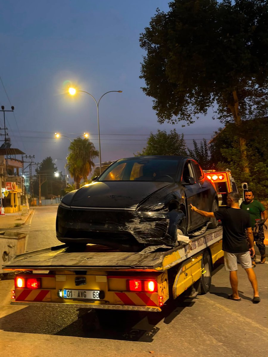 TeslaClubTurkey's tweet photo. Bir Tesla sahibi arkadaşımız 55-60 ile giderken önüne kedi atlıyor ve ani manevra yapıyor. Orta refüje çarpıp duvara çarparak durabilmiş, airbag açmaması normal mi diye soruyor: 

“Aracım alttan yoğun olmakla beraber sol önden hasar almıştır.Bu kazada airbag açmaması normal mi bana anormal geldi alttan hasar aks her şey koptu jant kırıldı.Arkadaşlar bu konuda ne düşünüyor?”