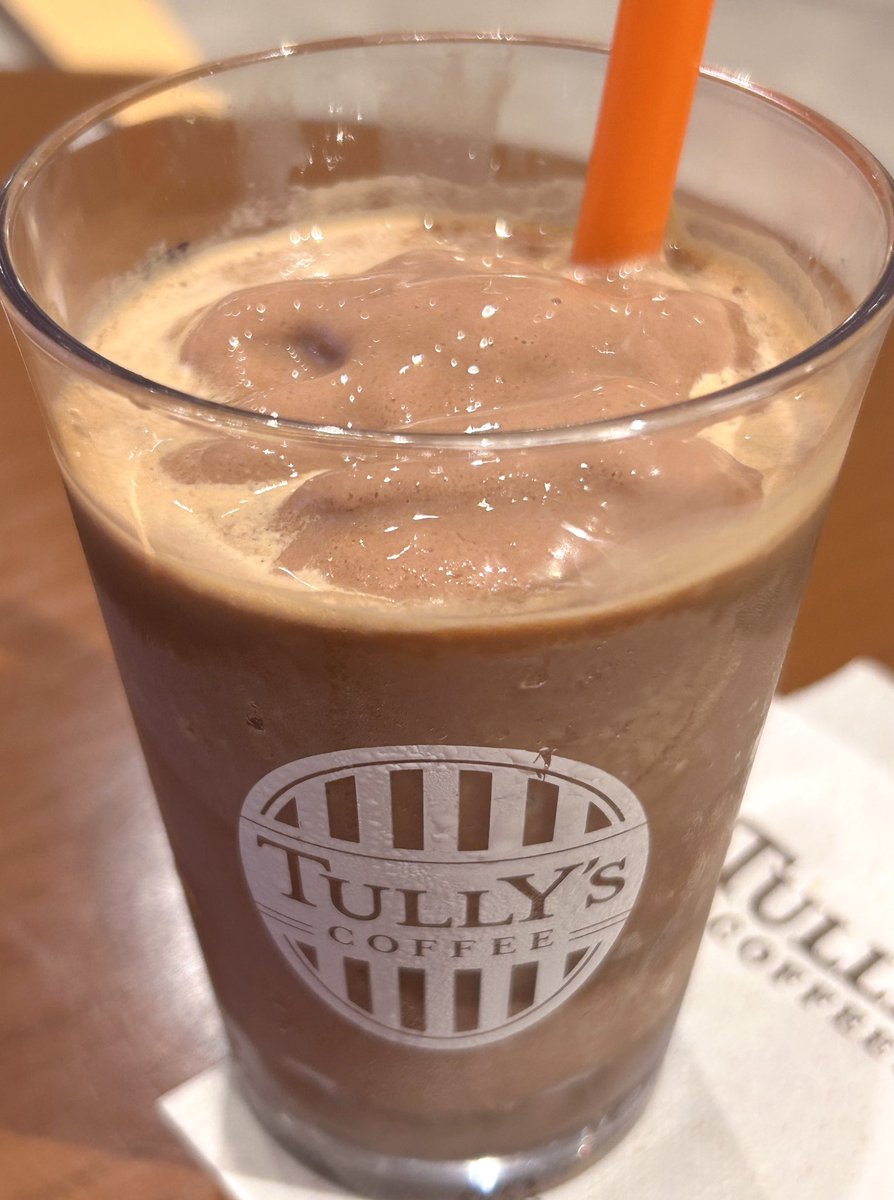 choccotte's tweet photo. 8/12にTully's ( タリーズ )で新しく登場したチョコレートのアフォガードシェイクが濃くて甘くて、どんどん飲めるのが凄かった😊🍫

シェイクールと言う新しいシリーズだそうで、とろっとろ！にとろけるように滑らかな、柔らかなシェイクが特徴的だった🍨

チョコとエスプレッソを合わせていて、濃厚なチョコの甘さと、ほのかなビター感、真夏でもかなり美味しいチョコシェイク、凄い良かった🥰☕️✨