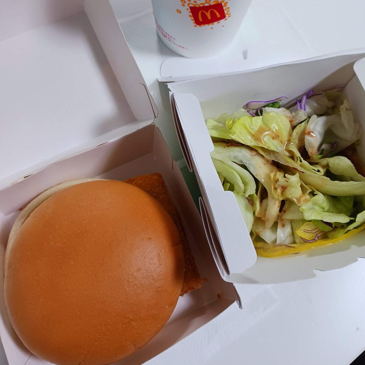 m_saya0318's tweet photo. ラ・ムー2件廻ったけどお惣菜が無く、結局マック…久しぶりにサラダセット頼んだらサラダ箱になったんだね。前の方が良かったな。新鮮さが無い感じする…あとドレッシングにシーザーほしい… https://t.co/qzxAmCXQVw