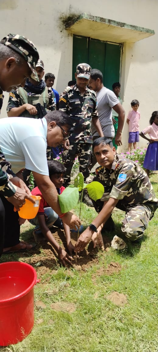 35bnSsb's tweet photo. 35 बटालियन सशस्त्र सीमा बल, चतरा की ‘ए’ समवाय केडिमोऊ ने रोपित किये 200 बाल वृक्ष
 ‘ए’ समवाय केडिमोऊ ने उत्क्रमित मध्य विद्यालय, केडिमोऊ के शिक्षकों और विद्यार्थियों के सहयोग से विद्यालय परिसर में  शीशम, करनेश, अमरूद, अंबाला तथा जामुन इत्यादि के 200 पौधे लगाए । https://t.co/Fts1adQw8H