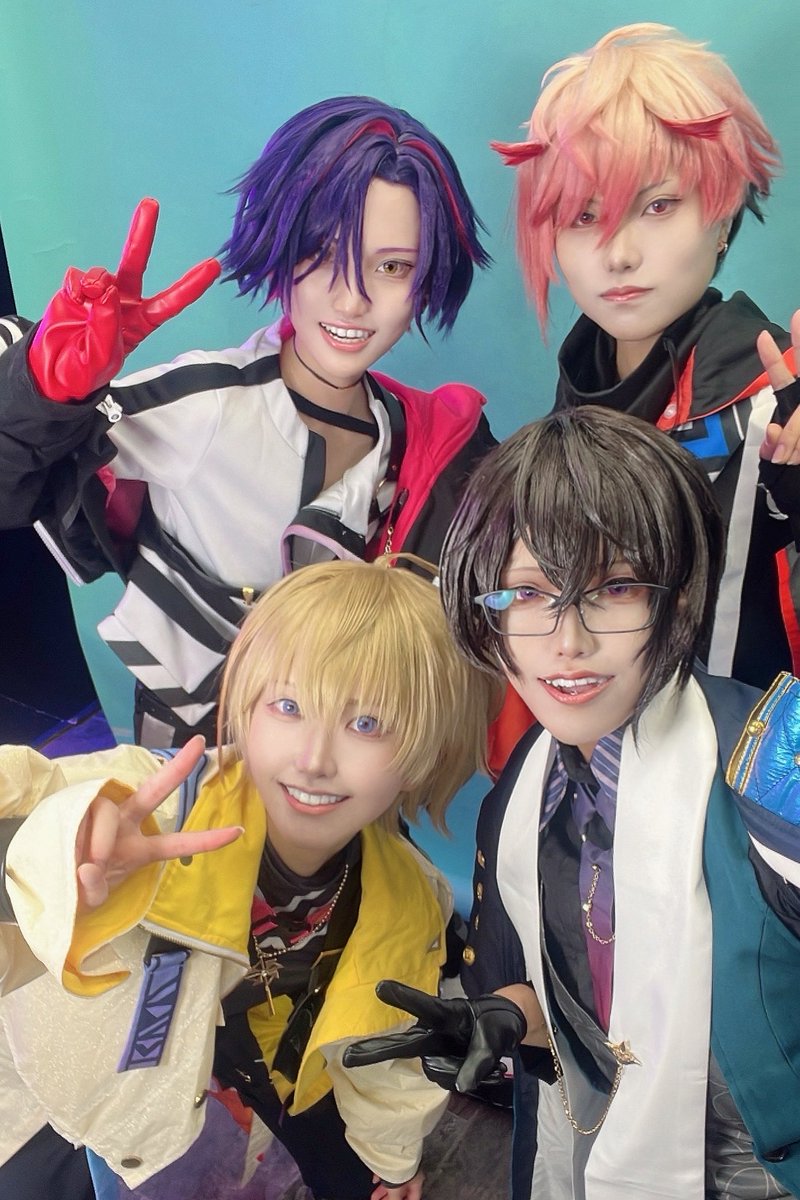 r14_sth's tweet photo. cos vlt ※反転
本日大大大大大大大大大念願撮影でした‼️
やっと4人になれた、しあわせ😭😭😭😭😭 https://t.co/fM3NYT3O6E