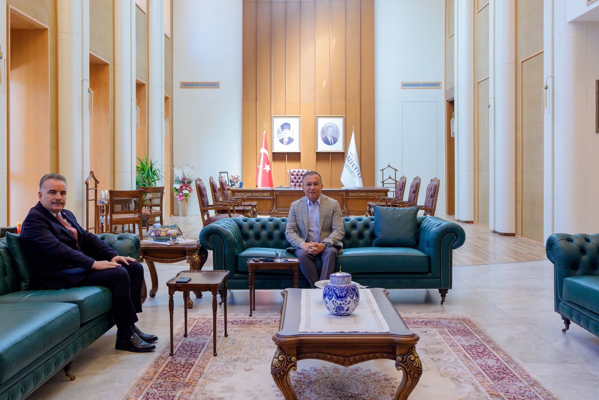 gantepvaliligi's tweet photo. 🏛️ Şehitkamil ilçemizde görevine başlayan Şehitkamil Kaymakamı Ahmet Odabaş, Valimiz Kemal Çeber’i makamında ziyaret etti.

Nazik ziyaretlerinden dolayı Kaymakam Ahmet Odabaş’a teşekkür ediyor, yeni görevinin Şehitkamil ilçemiz ve hemşehrilerimiz için hayırlı olmasını diliyoruz.
@kemalcebervali