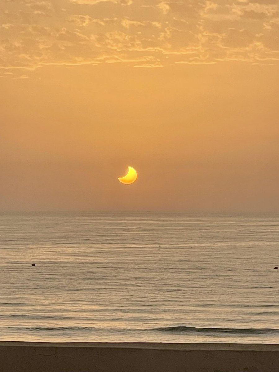 RRyanMalk's tweet photo. How often can you experience a solar eclipse coupled with a sunset in front of the beach 

Humbled &amp; grateful https://t.co/FhnufBOD9y
