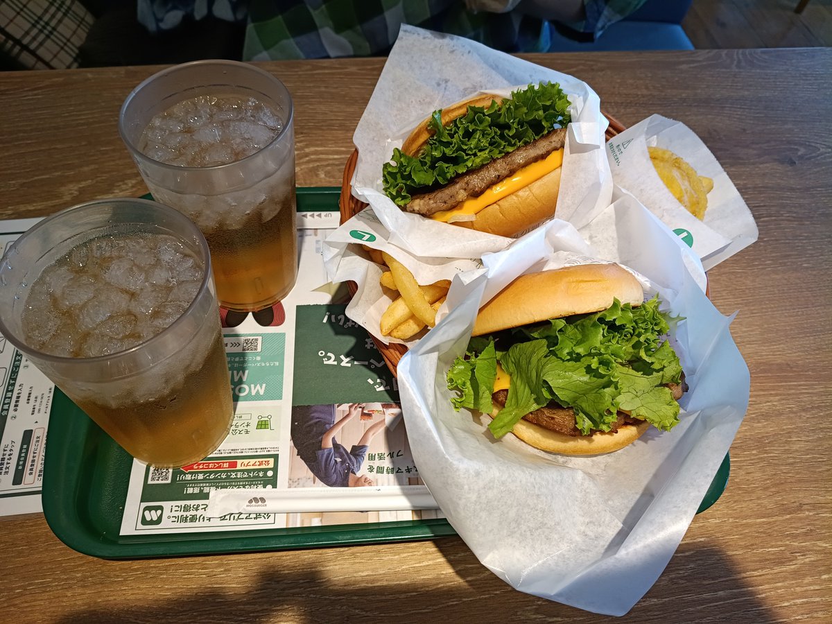 CAFEBRAVO8's tweet photo. お墓参り 途中巨峰買って
お昼はモスバーガーでアンガスブラック何とかを食べ お盆なのでやっぱり帰っておはぎて珈琲タイム
#有機栽培珈琲 　#自家焙煎珈琲　
#アウトドア #トレーニング
#自然が好きな人と繋がりたい 　
#CAFEBRAVO　#カフェブラボー　#福岡 https://t.co/Yt6UM6tOBN https://t.co/St10AYKyCi