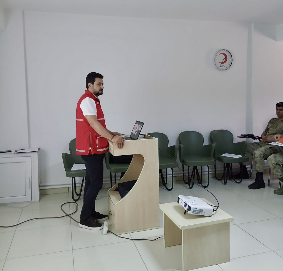 kizilaymaras's tweet photo. Yerel Düzey Afet Beslenme Grubu Toplantısı, İlimiz genelinde faaliyet gösteren kurumlarımızın katılımı ile gerçekleştirildi. https://t.co/tFpdnnC0Mb