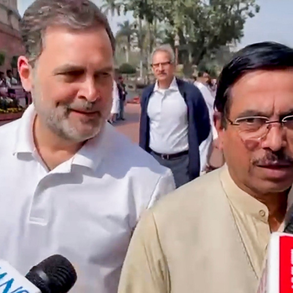 Parinda_2's tweet photo. Kaanp kahe rhe ho joshi ji🤣🤣 https://t.co/s1yCLQRMme