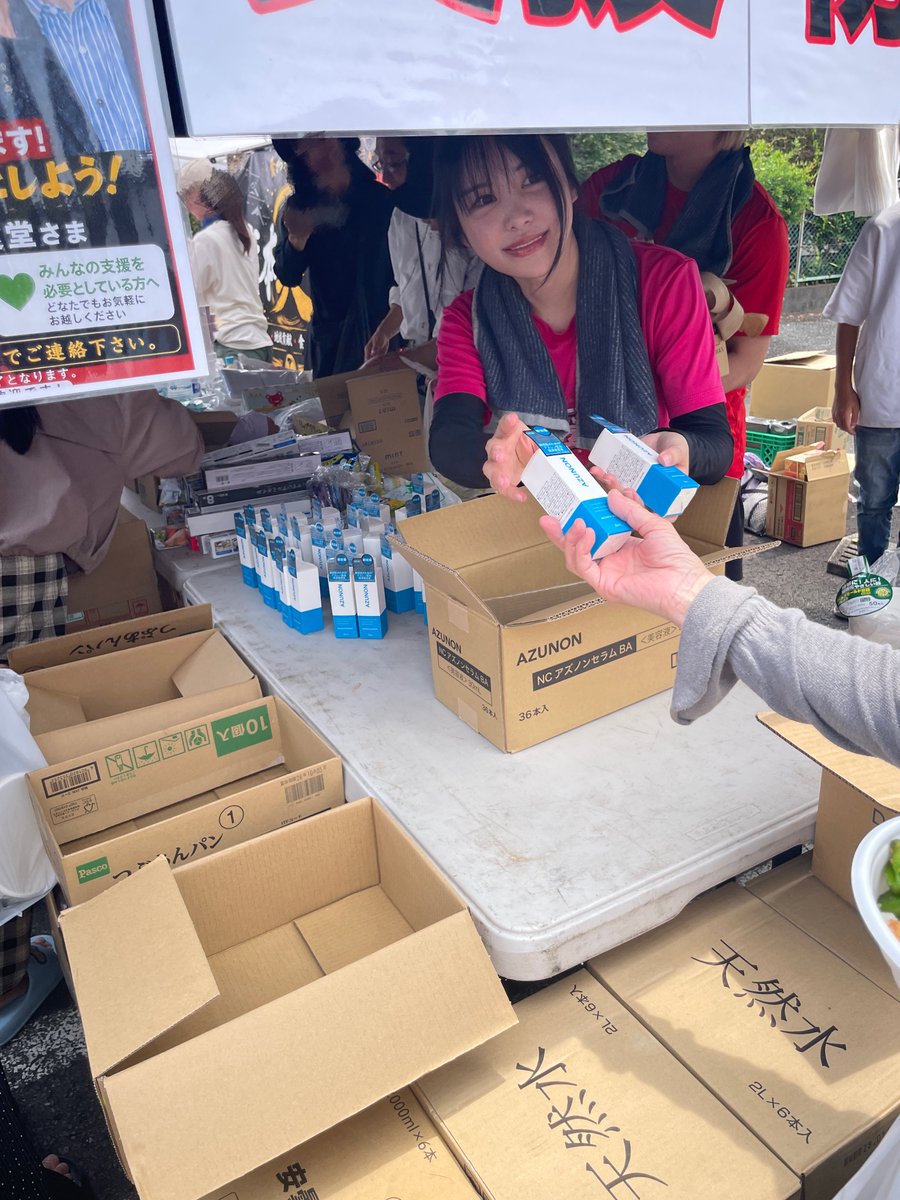 gyozanohitodesu's tweet photo. 【熊本での5日間の復興支援活動報告】

このたびの地震により被害に遭われた皆様に、心よりお見舞い申し上げます。

被災された皆様が一日でも早く安心して日常を取り戻せることを、心から願っています。

今回私は熊本で5日間、
支援物資を届けたり、避難所や被災地域をまわったり、被災されたお宅で家財ボランティアに参加したりと、現地で復興支援活動をさせていただきました。

私が現地へ行った理由は、

「ライフラインの復旧は比較的早い」
「物資は比較的届いている」
「でも、復旧作業をする人手が足り��いない」

という情報を得たからです。

災害直後に個人の判断で向かうのではなく、
市から正式にボランティア募集が開始され、受け入れ体制が整ったタイミングで現地入りしました。

氷川町・宇城市・美里町などの避難所や被災地域、被災者支援として温泉を開放している施設、支援物資を受け入れている場所などをまわりました。

5日間、実際に現地で見て、聞いて、活動して感じたことを、
これから支援される方の参考にもなればと思いまとめます。

リプ欄にまとめます⬇️