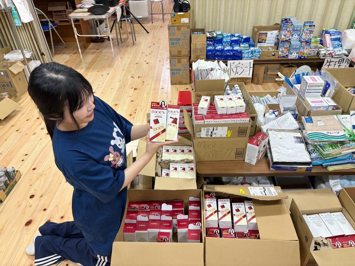 gyozanohitodesu's tweet photo. 【熊本での5日間の復興支援活動報告】

このたびの地震により被害に遭われた皆様に、心よりお見舞い申し上げます。

被災された皆様が一日でも早く安心して日常を取り戻せることを、心から願っています。

今回私は熊本で5日間、
支援物資を届けたり、避難所や被災地域をまわったり、被災されたお宅で家財ボランティアに参加したりと、現地で復興支援活動をさせていただきました。

私が現地へ行った理由は、

「ライフラインの復旧は比較的早い」
「物資は比較的届いている」
「でも、復旧作業をする人手が足り��いない」

という情報を得たからです。

災害直後に個人の判断で向かうのではなく、
市から正式にボランティア募集が開始され、受け入れ体制が整ったタイミングで現地入りしました。

氷川町・宇城市・美里町などの避難所や被災地域、被災者支援として温泉を開放している施設、支援物資を受け入れている場所などをまわりました。

5日間、実際に現地で見て、聞いて、活動して感じたことを、
これから支援される方の参考にもなればと思いまとめます。

リプ欄にまとめます⬇️
