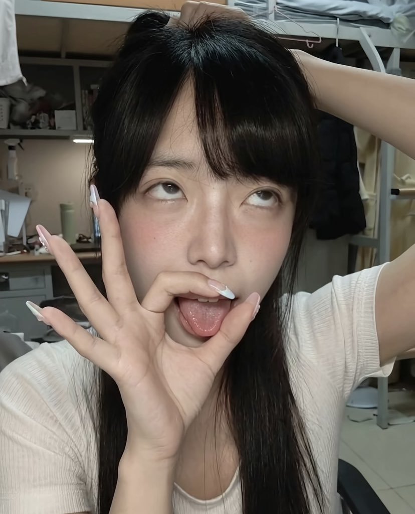 rosa1582's tweet photo. 眼睛婊就是反差 #反差 #魅魔 #母狗 https://t.co/PFyC1chkGq