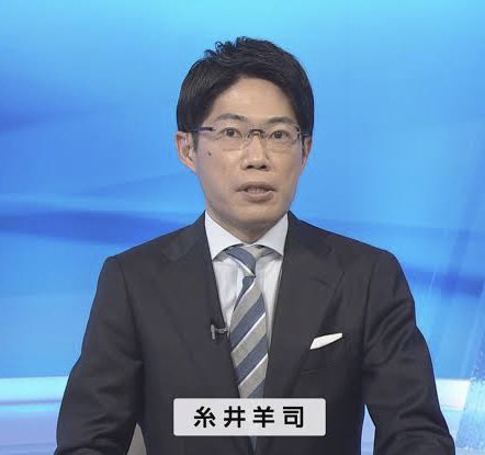 fuzakenzi's tweet photo. NHKの糸井洋司アナ
緊急性を伝えるに当たって落ち着いた語り口でありながら危険を周知させるのが巧すぎる。内カメに映ったであろうレベル5の特別警報の速報を見るや恐らくアドリブで進行表をぶった切って伝えた。とても勇気がいることでディレクターも兼ねた恐ろしい才能。マジバタフライエフェクト https://t.co/ks6mTeZo7V